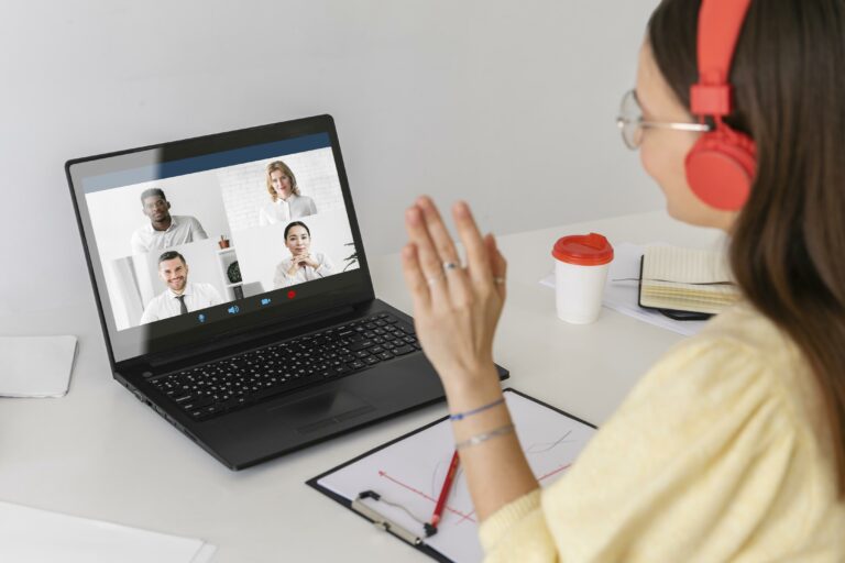 El auge de la formación híbrida: Combinando lo mejor del aprendizaje en línea y presencial